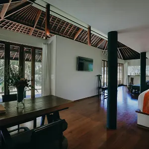 uma-giri-villa-ubud.ubudhotelsnow.com/